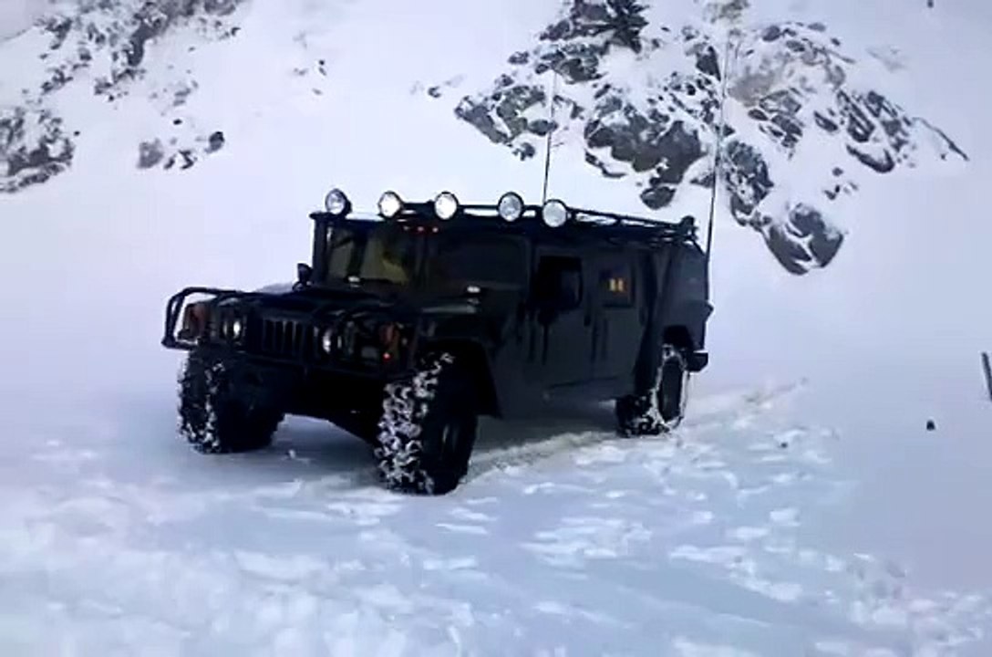 HUMMER H1 playing in snow  Армянский﻿ HUMMER