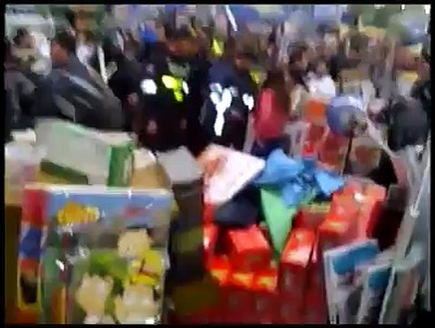 Desastre y zafarrancho en promocion WalMart / Costa Rica Fuerza Publica