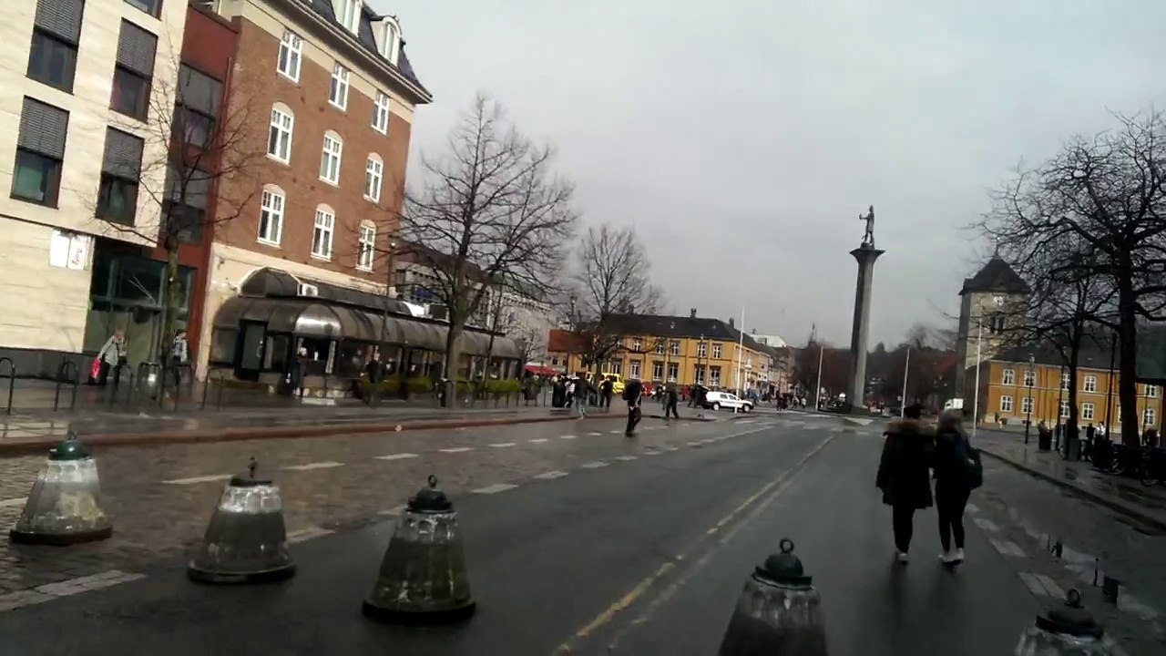 Politiet pågriper mann på Torget i Trondheim etter knivstikking.