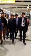 People shouting -Khawaja ko nahin chorna- When Imran Khan Walks In London Airport