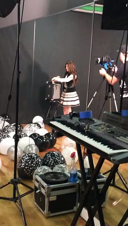 Cute Singing Guinea Pig sings Paramore!