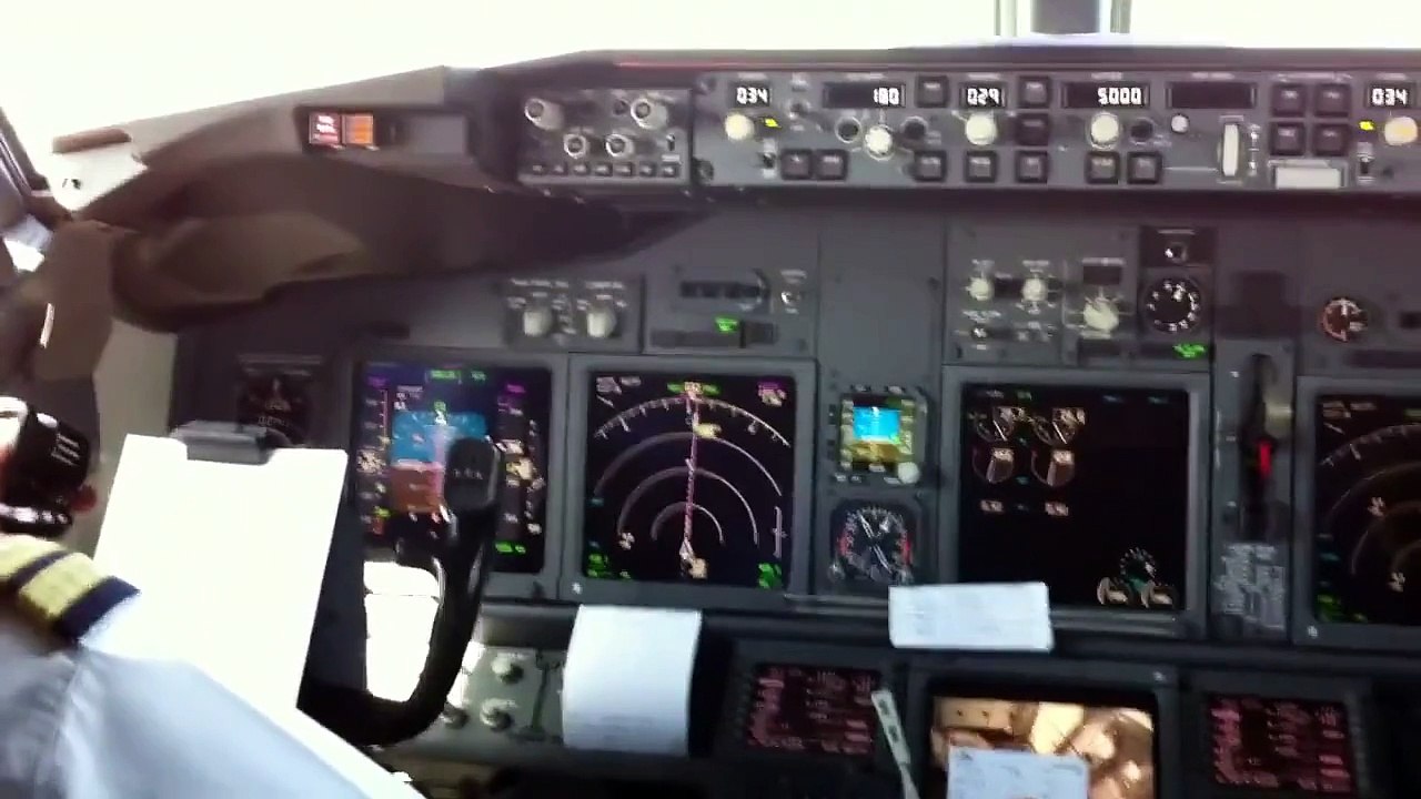 HD Cockpit view approach and landing KLM 737 800 airport Athens