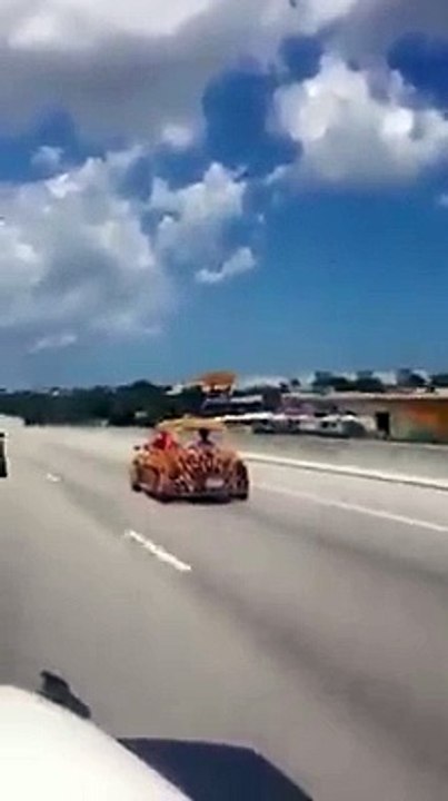 Quand il fait chaud cette voiture est mieux qu'une décapotable !