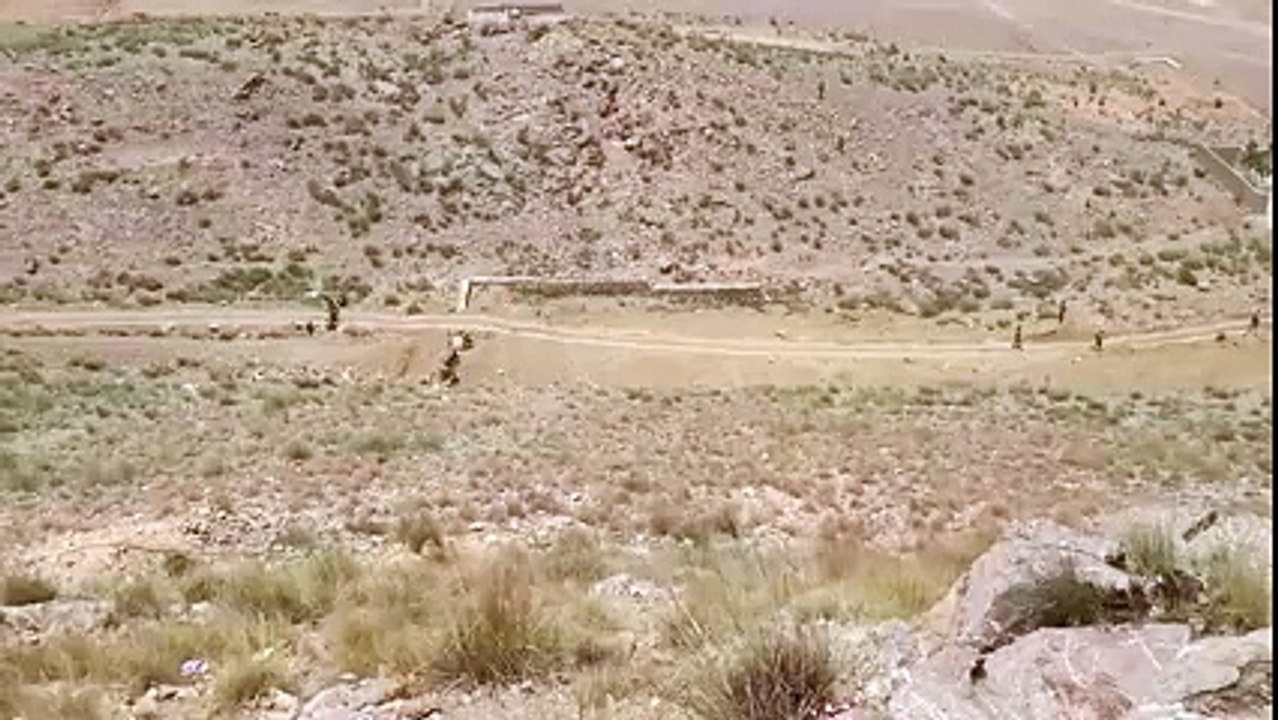 شمالی وزیرستان. دشمن کے ٹهکانے کی جانب فوجی جوانوں کی پیش قدمی؛