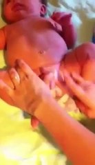 Mamae trocando o nenem