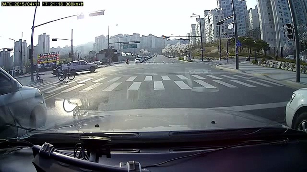 꼬리물다가 접촉사고낸 김여사님, 아이고