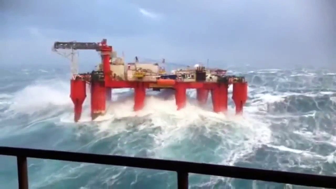 OIL PLATFORM / OFFSHORE DRILL INCREDIBLE WAVES North Sea