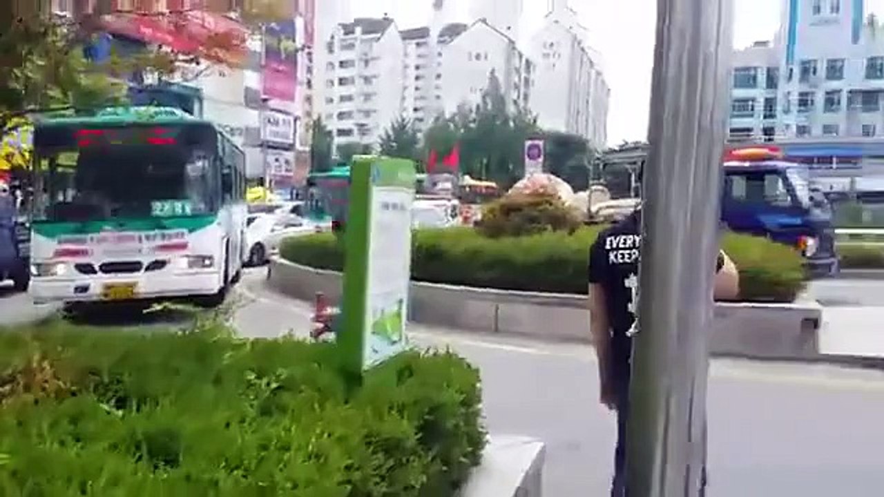 답없는 렉서스 김여사님, 도로에 주차를 함, 피해가는 버스가 안쓰럽네