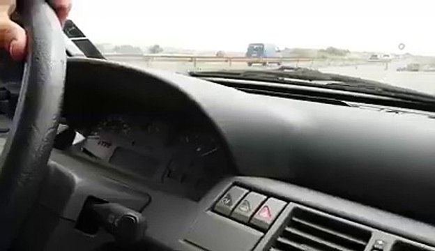 Un véhicule de police aide un homme en fauteuil roulant