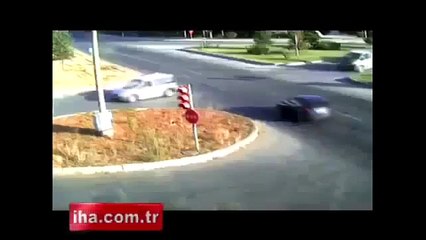 Dikkatsiz sürücü metrelerce sürüklendi