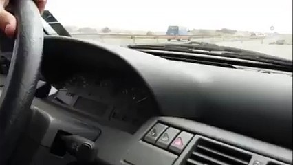 Des policiers poussent un fauteuil roulant avec leur voiture