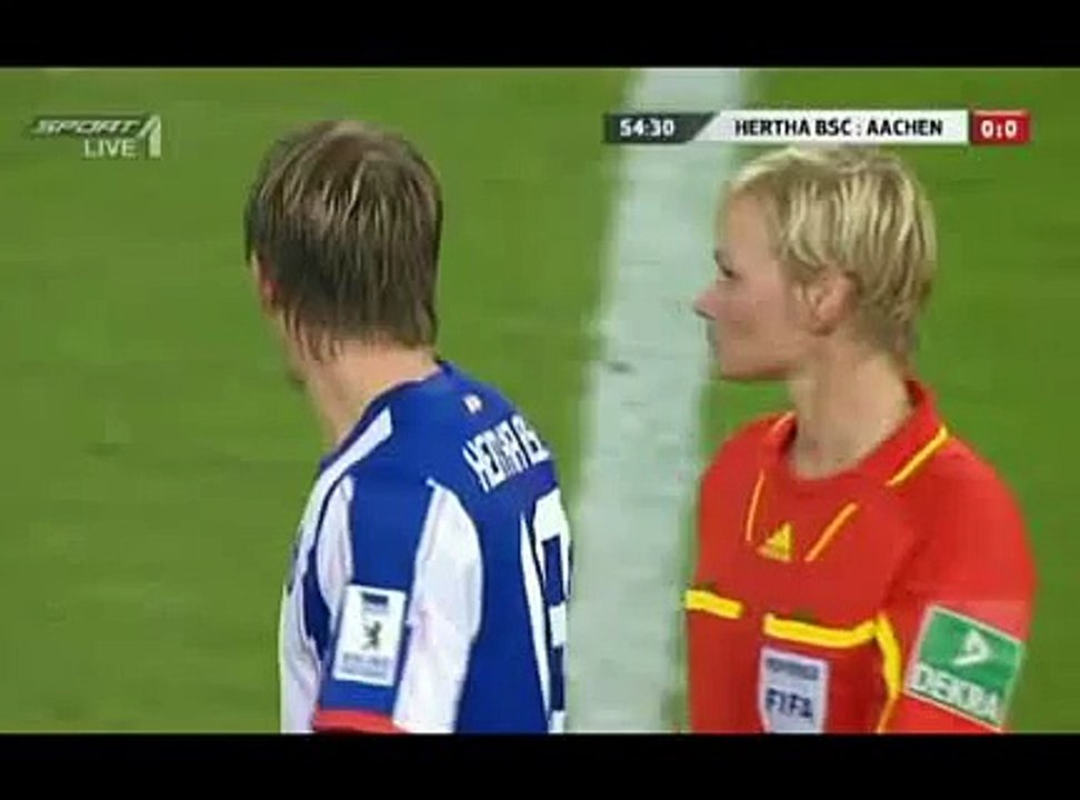 Femme Arbitre -mis sa main sur sein.Bondisligaالمرأة الحكم .flv