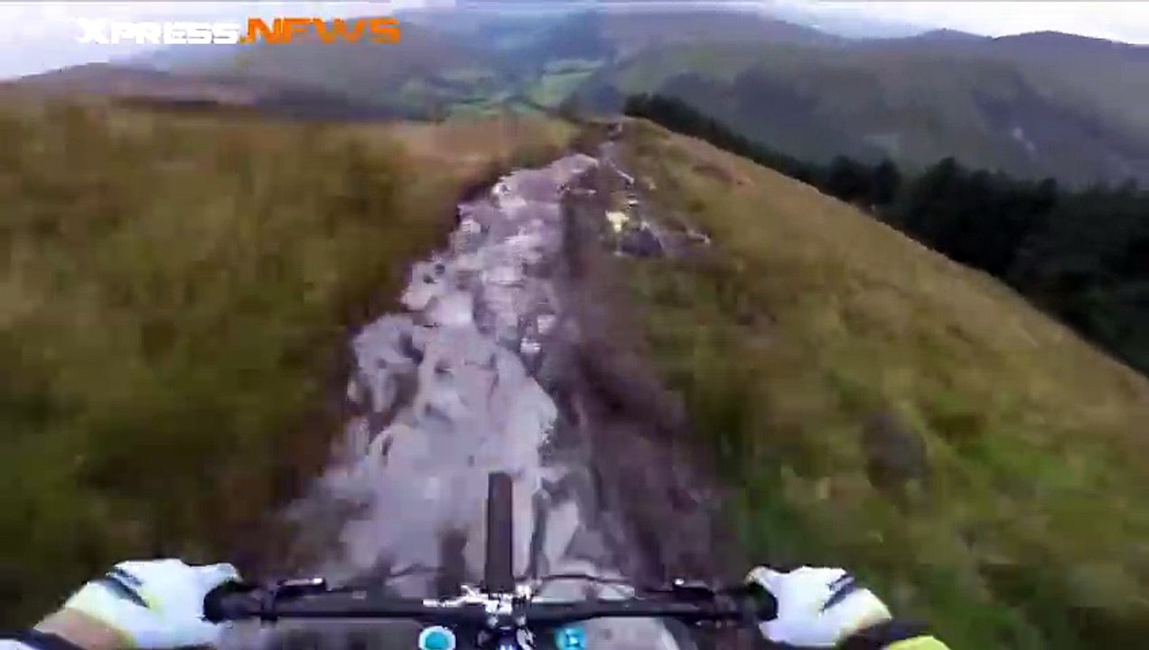Gee Atherton teste la descente la plus dangereuse du monde