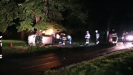 Beelden: Auto rijdt tegen boom in Opende - RTV Noord