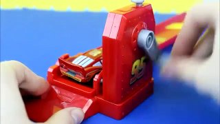 Disney Pixar Cars Crank Launcher with Stunt Racers Lightning McQueen