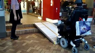 友善台北好餐廳指南 無障礙活動式斜坡板服務輪椅上下樓梯.MPG