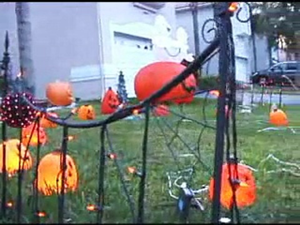 Awesome Halloween Lights Synched To "Monster Mash" Song