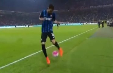El lujo de Alex Telles para levantar la pelota durante Inter Milan-AC Milan