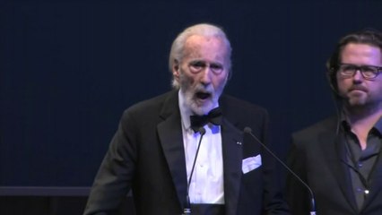 Sir Christopher Lee exprimant la détresse d'Aba, jeune Syrienne de 17 ans.