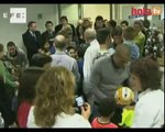 Los jugadores del Barça reparten regalos en los hospitales a los niños