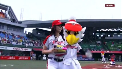 Korean Actress Han Hye jin throws a great first pitch 한혜진 시구