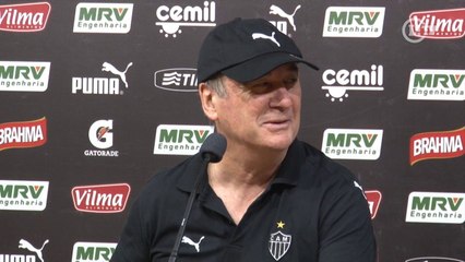 Levir enaltece luta do time e brinca com falha de som em coletiva