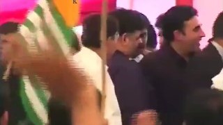 bilawal bhuto jumping from stage at lahore