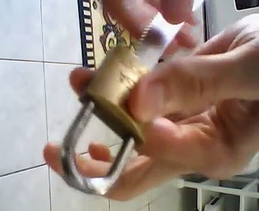 como se abrir um cadeado com a faca