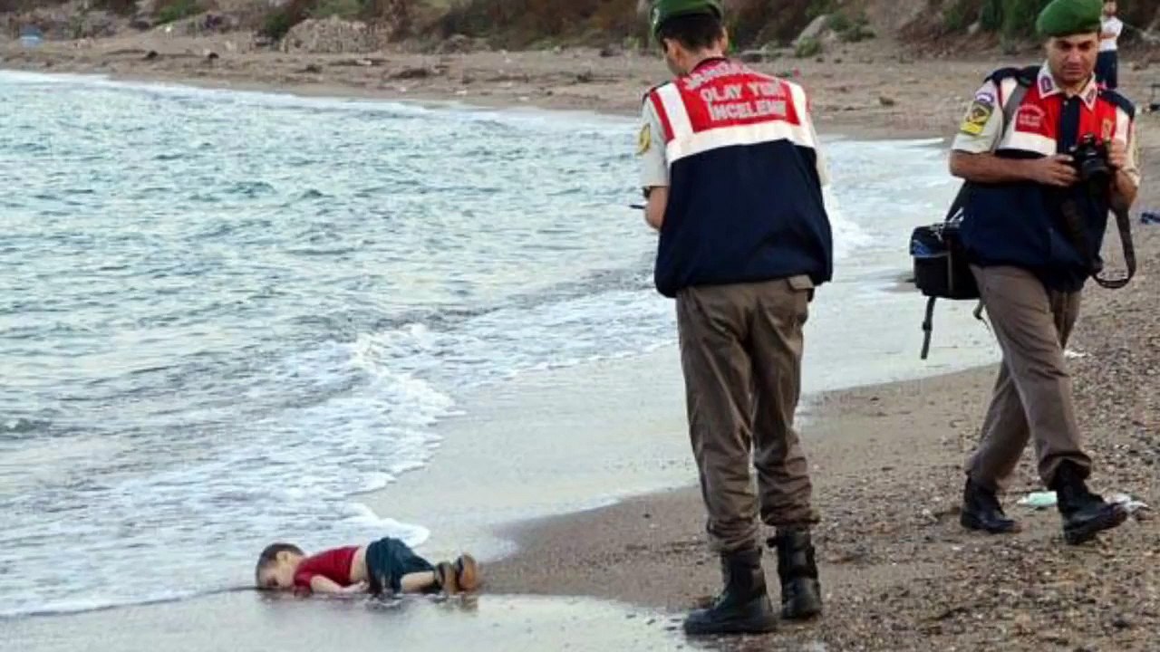 photos-d-enfant-mort-sur-la-plage-.