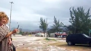 Onda invadindo Jaconé - Saquarema RJ Ressaca Tsunami, wave invading the brazilian coast  бура  عاصفة