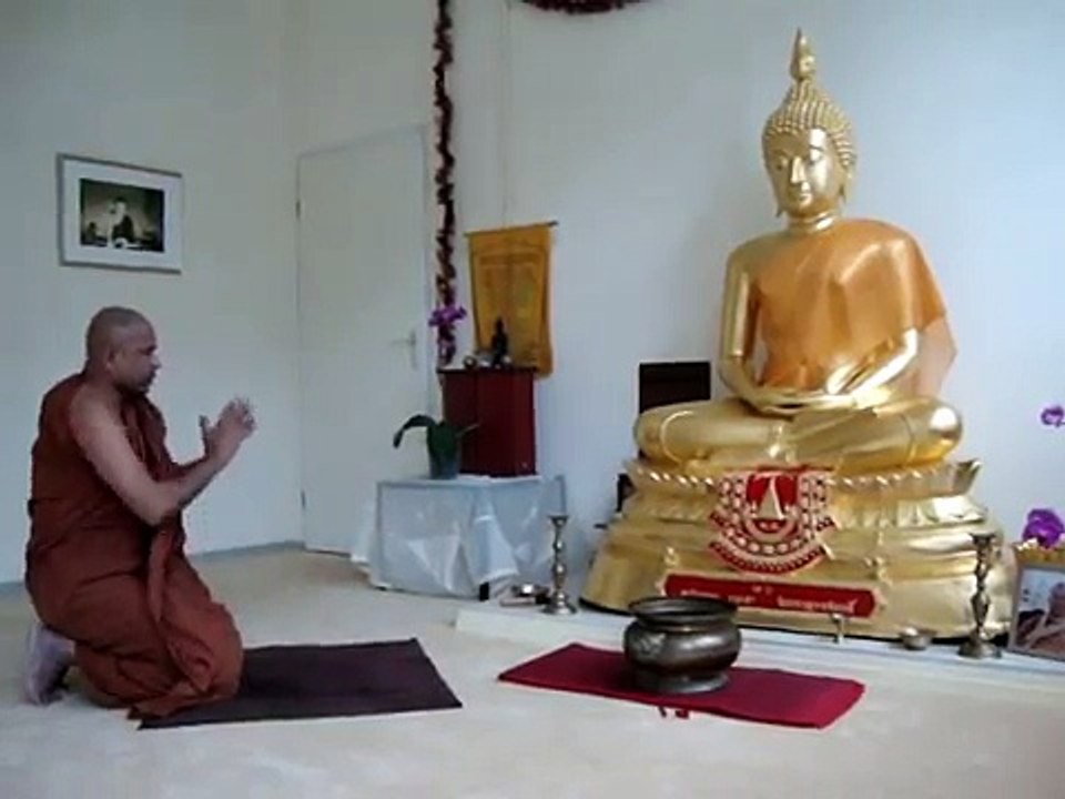 Walking meditation combined with recollecting the qualities of the Buddha ("Buddha Nana Sammasana")