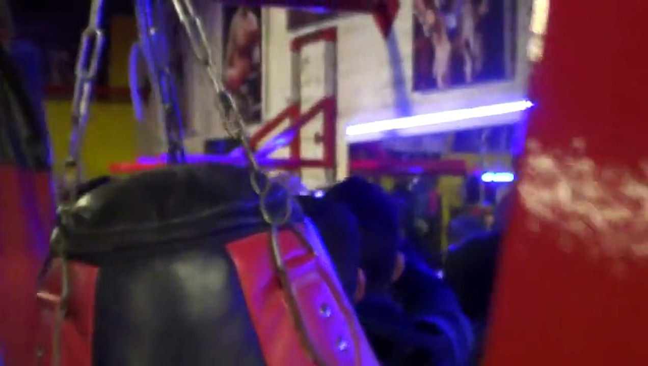 Roy Jones Jr In Iron Mike Tyson Gym Blackburn Video Dailymotion