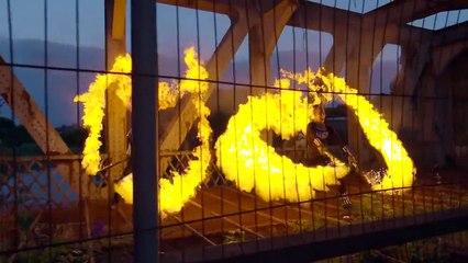 Un couple d'artistes joue avec le feu (Slow Motion)