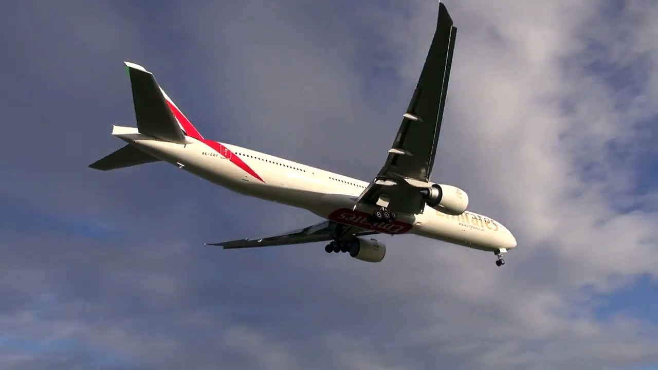 Emirates Boeing 777-300ER loud landing - Belly of the beast!