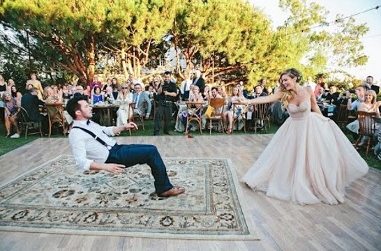Un magicien en lévitation pour l'ouverture du bal de son mariage