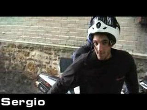 stunt (des malades a moto dans paris)