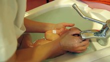 Медсестра купает малышей в роддоме Франции