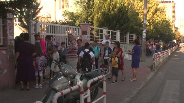 Dita e parë e shkollës nis me trafik të rënduar, kaos në Tiranë