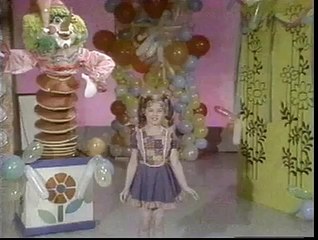 Cute girl sings/dances to"Let Me Entetain You".Age 10.1978