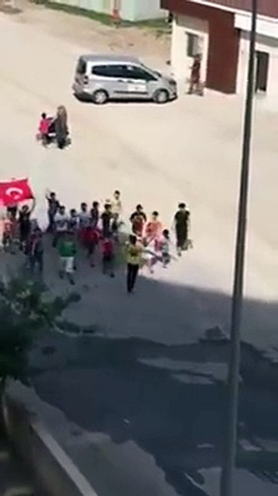VAROLUN KAHPE DÜZENİN YİĞİT ÇOCUKLARI...