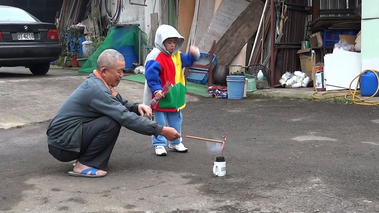 20120121 164130跟公公放沖天炮