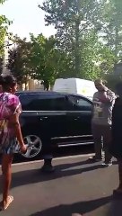 Un homme infidèle humilié et tabassé en plein jour par son épouse et sa maîtresse