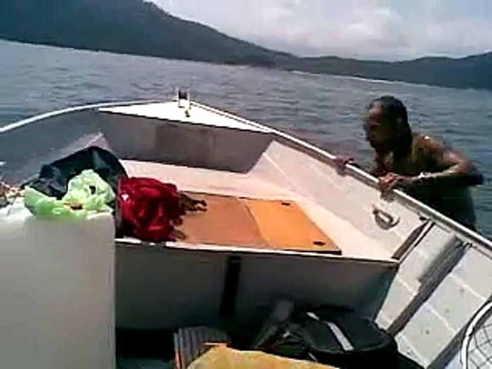 babaca pulou do barco e nao consegue subir......kkkk