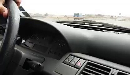 La police municipale pousse un fauteuil roulant, en panne, sur une voie rapide