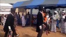 Ghana: ecco come si celebra il funerale. Una vera esplo...