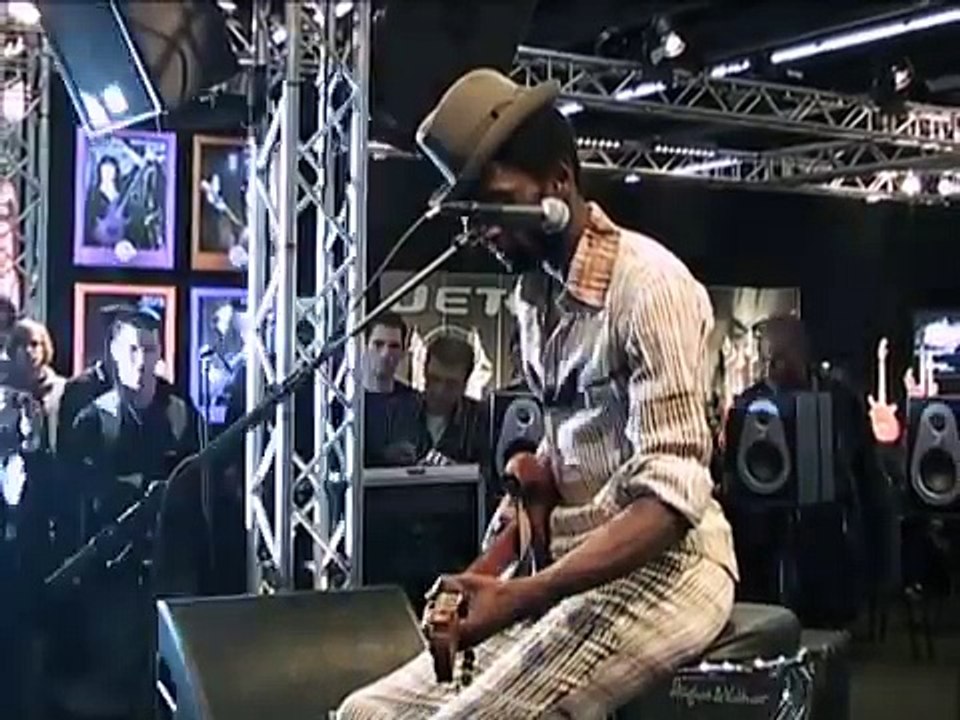 Démo de Keziah Jones sur le stand Lâg (La Boite Noire)