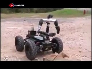 Elleri ve kollar olan bomba imha robotu