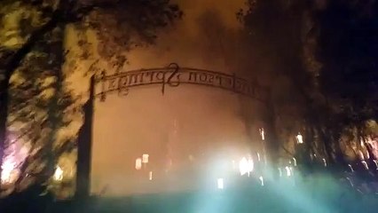 Il fuit en voiture au milieu d'une forêt en flammes !