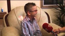 Justin, 7 vjeçari i cili u ul në bankat e shkollës për herë të parë - Ora News- Lajmi i fundit