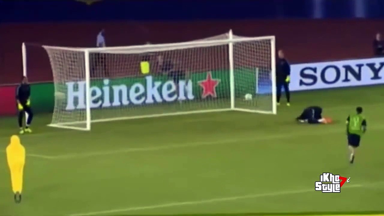 Lionel Messi anota un golazo durante en entrenamiento antes de la Supercopa 2015